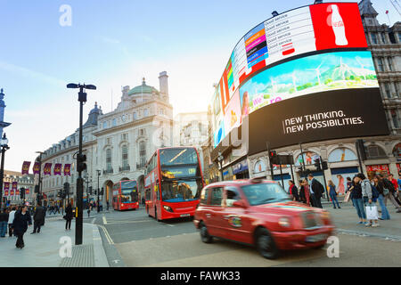 Londra, Piccadilly Circus al tramonto Foto Stock