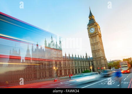 Londra, il traffico sul Westminster Bridge Foto Stock