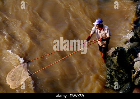 Pescatore colombiano sul fiume Magdalena Foto Stock