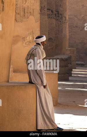 Custode egiziano nel complesso del Tempio di Karnak Luxor Egitto Foto Stock