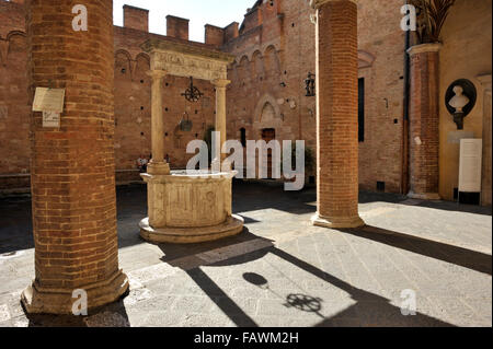 Italia, Toscana, Siena, Palazzo Chigi Saracini, Accademia musicale Chigiana, cortile Foto Stock
