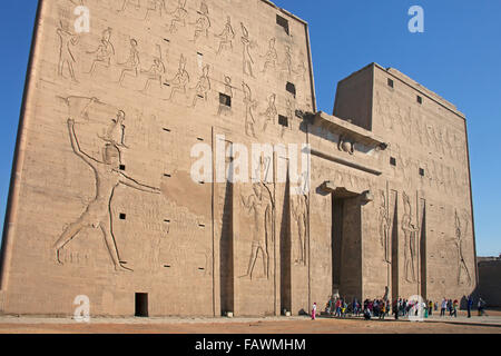 Pilone del Tempio di Edfu, dedicato al dio falco Horus, Egitto Foto Stock