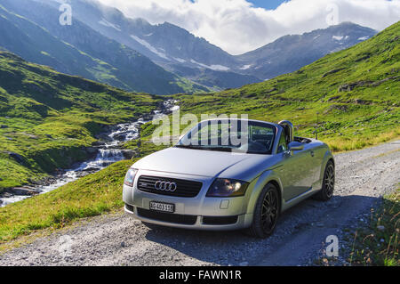 1999 Audi TT Quattro roadster mark MI (tipo 8N), Argento Metalizzato, Tetto retratto, su una sterrata strada alpina di Uri, Svizzera. Foto Stock