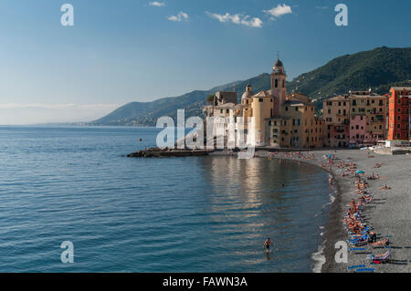 Vista della spiaggia e della chiesa di Camogli, una piccola cittadina di mare in Liguria, Italia. Foto Stock