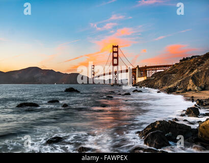 Golden Gate Bridge, Marshall's Beach, tramonto, costa rocciosa, San Francisco, Stati Uniti d'America Foto Stock