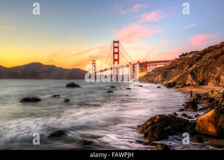 Golden Gate Bridge, Marshall's Beach, tramonto, costa rocciosa, San Francisco, Stati Uniti d'America Foto Stock