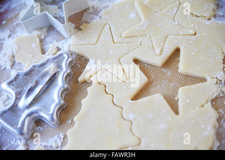 Con star e albero cookie cutters sullo zucchero pasta biscotto Foto Stock