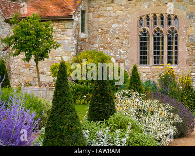 Vista su thegarden del castello di Carisbrooke una motte e bailey castello vicino a Newport Isle of Wight England Regno Unito Foto Stock