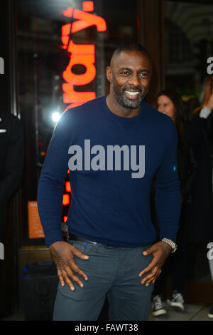 Attore Idris Elba lancia il suo nuovo Superdry menswear collezione Autunno Inverno 2015 presso il London Regent Street negozio con: Idris Elba dove: Londra, Regno Unito quando: 26 Nov 2015 Foto Stock