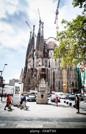 Famosa Basilica y Templo Expiatorio de la Sagrada Familia alla fine di Avinguda Gaudi Foto Stock