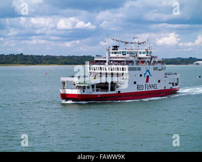 Imbuto Rosso traghetto per auto Red Osprey viaggia nel Solent fra Southampton e Cowes sull'Isola di Wight Southern England Regno Unito Foto Stock