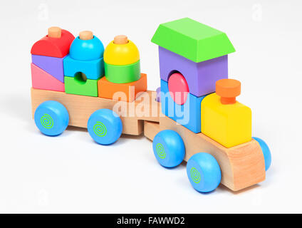 In legno colorato giocattolo treno isolato su bianco Foto Stock