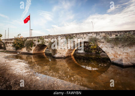 Il ponte di pietra all'ingresso di Tarso sulla strada Ankara-Adana; Tarsus, Turchia Foto Stock