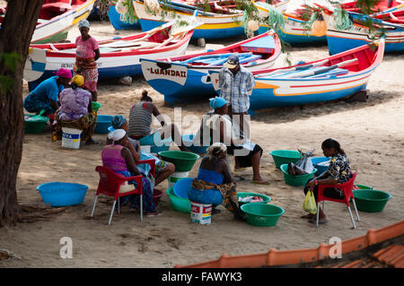 Popolo africano uomini womean e barca di pesce sulla spiaggia di sabbia di Capo Verde Foto Stock