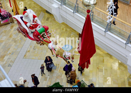 Bristol, Regno Unito. Il 23 dicembre, 2015. Le decorazioni sono in alto, Broadmead Shopping Centre a metà giornata a soli 2 giorni prima di Natale. Un giorno con Foto Stock