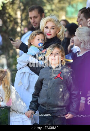 Gwen Stefani gode di un giorno al parco Disneyland con i suoi tre figli Anaheim, California. Dotato di: Gwen Stefani, Kingston Rossdale, Apollo Rossdale dove: Los Angeles, California, Stati Uniti quando: 27 Nov 2015 Foto Stock