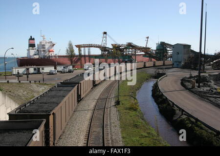 Vetture di carbone essendo caricati al porto di Vancouver Foto Stock