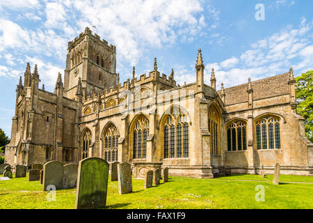 Nel piccolo Gloucestershire Cotswold città di Northleach la chiesa di San Pietro e di San Paolo rivendica 12 esimo secolo origini. Foto Stock