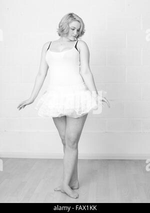 La Ballerina sognatore, sul bellissimo ma ordinario ragazza vestita e posa come una ballerina. Foto Stock