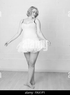 La Ballerina sognatore, sul bellissimo ma ordinario ragazza vestita e posa come una ballerina. Foto Stock