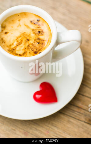 Il giorno di San Valentino decorazione con tazza di caffè con cuore su sfondo rustico Foto Stock