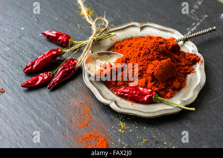 La paprika pepe spezie e argenteria wintage su sfondo rustico Foto Stock