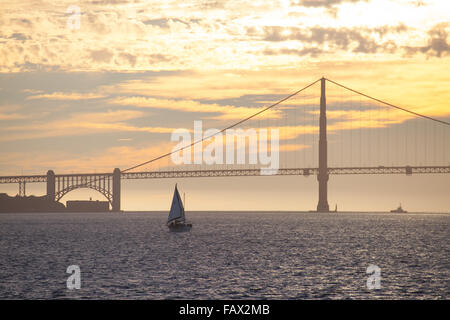 Golden Gate Bridge da San Francisco Bay al tramonto Foto Stock