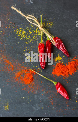 La paprika pepe spezie e argenteria wintage su sfondo rustico Foto Stock