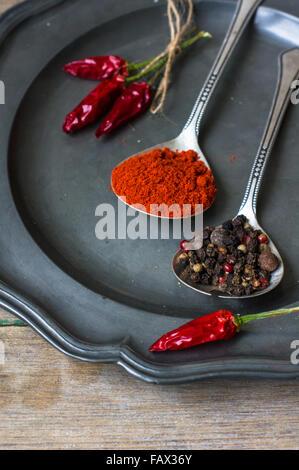 La paprika pepe spezie e argenteria wintage su sfondo rustico Foto Stock