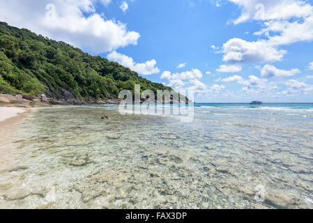Paesaggio riva bella barriera corallina spiaggia mare e cielo estivo al di sopra della baia di Koh Isole Similan nel Mu Ko Similan Parco Nazionale Foto Stock