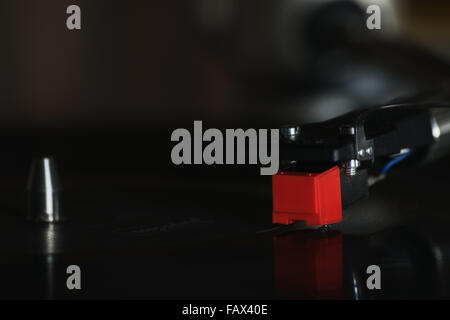 Stereo analogico giradischi vinile rosso record giocatore testa cartuccia di shell. Foto Stock