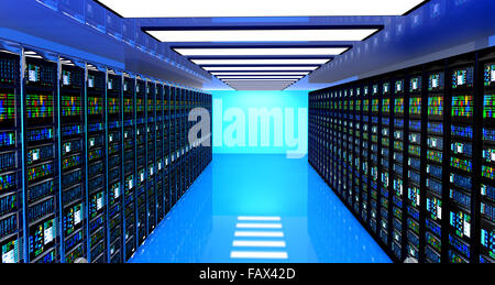 Il terminale monitor in sala server con rack server nel datacenter interno Foto Stock