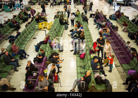 La sala partenze dell'aeroporto di Gatwick North Terminal con i passeggeri in attesa di voli. Foto Stock