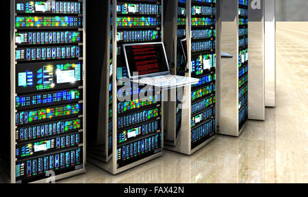 Il terminale monitor in sala server con rack server nel datacenter interno Foto Stock