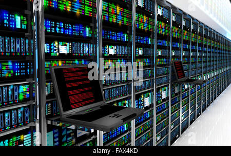 Il terminale monitor in sala server con rack server nel datacenter interno Foto Stock