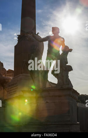 Fontana dei Dioscuri e obelisco del Palazzo del Quirinale; Roma, Italia Foto Stock