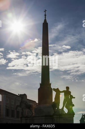 Fontana dei Dioscuri e obelisco del Palazzo del Quirinale; Roma, Italia Foto Stock