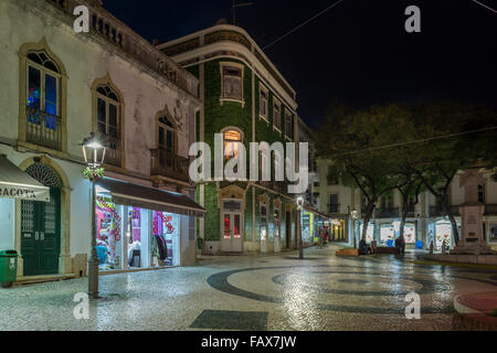 Tradizionale casa piastrellata verde nella piazza della città, Praca de Camoes, Lagos, Portogallo, di notte. Foto Stock