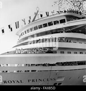 AJAXNETPHOTO. 15Novembre, 1984. SOUTHAMPTON, Inghilterra. - ROYAL PRINCESS NAMED - equipaggio del nuovo P&O Luxury Liner tifo la principessa di Galles, Lady Diana, DOPO CHE AVEVA denominato ufficialmente la nave da un Dias su delle procedure Dockside Wizard. Foto:JONATHAN EASTLAND/AJAX REF:841511 202 Foto Stock