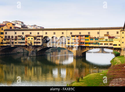 Vista del ponte medievale Ponte Vecchio sull'Arno a Firenze Foto Stock