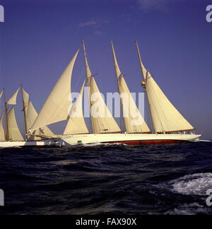 AJAXNETPHOTO. Ottobre, 1992. ST.TROPEZ, Francia. - Grande YACHT RACING - I TRE MASTED SCHOONER ADIX poteri oltre il suo rivale più piccoli ALTAIR DURANTE IL NIOULARGE regata classica detenute nel mare Mediterraneo OFF LA COTE D AZUR . Foto:JONATHAN EASTLAND/AJAX REF:921860 Foto Stock