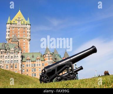 Chateau Frontenac a Quebec City con cannoni in primo piano Foto Stock