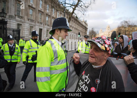 Londra, Regno Unito. 5 gennaio 2016. Gli ufficiali di polizia impedire i sostenitori di alloggiamento di approcciare i cancelli di Downing Street nel corso di una protesta contro l'alloggiamento e la pianificazione di Bill. Credito: Mark Kerrison/Alamy Live News Foto Stock