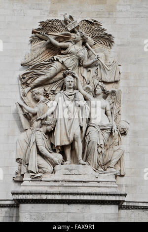 Il Le Triomphe de 1810 scultura sul lato dell'Arc de Triomphe in Parigi Francia. Foto Stock