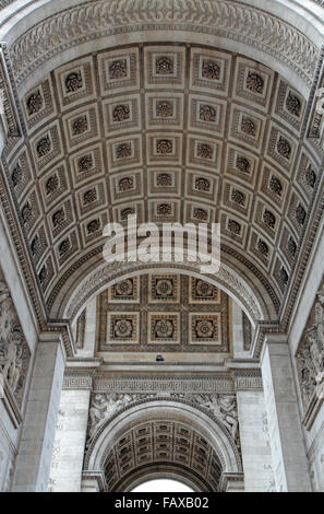 Vista dell'interno del tetto ad arco dell'Arc de Triomphe in Parigi Francia. Foto Stock