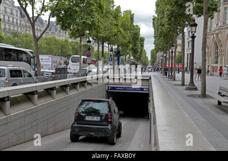 Una macchina inserendo il Vinci parcheggio sotterraneo (George V-Champs Élysées) sulla Avenue des Champs-Élysées, Parigi, Francia. Foto Stock