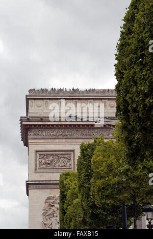 I visitatori sulla parte superiore dell'Arc de Triomphe in Parigi Francia. Foto Stock