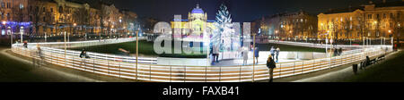 Una vista panoramica della città pista di pattinaggio a tempo di Avvento in re Tomislav Park a Zagabria in Croazia Foto Stock