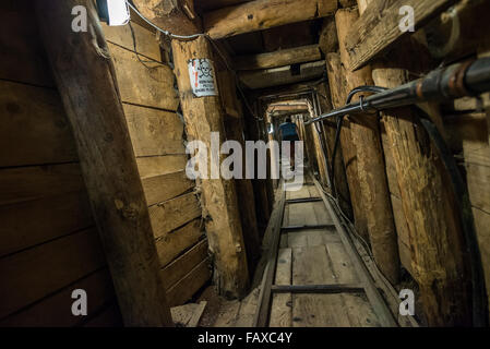 All'interno della metropolitana Tunnel di Sarajevo costruita nel 1993 durante l'assedio di Sarajevo per collegare la città con il bosniaco-detenuti territorio Foto Stock