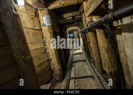 All'interno della metropolitana Tunnel di Sarajevo costruita nel 1993 durante l'assedio di Sarajevo per collegare la città con il bosniaco-detenuti territorio Foto Stock